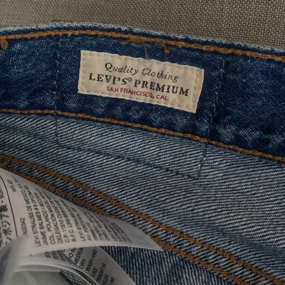 Gently worn, womens Levi jeans - Picture 4 of 4